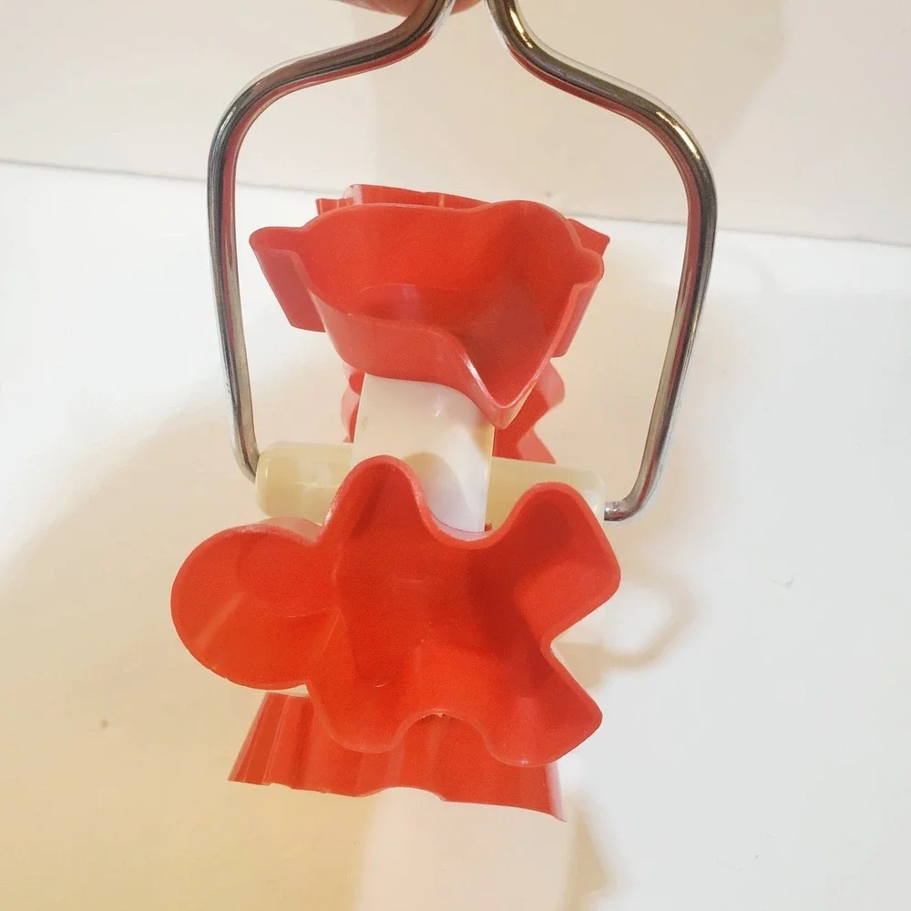 Vtg Wilton Santas Cookie Cutter Wheel 1992 6 Shapes Star Tree Bell Snowman Bear